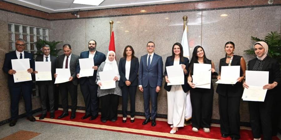 مصرتقتحم العالميةالخطيب يسلم أول دفعة من دبلومة التجارة الخارجية - هرم مصر