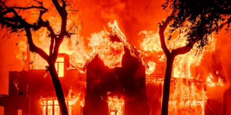 حرائق مدمرة تلتهم المنازل في هاتاي وإزمير وتخرج عن السيطرة - هرم مصر