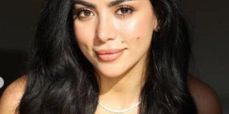كارولين عزمي تتصدر التريند بعد ظهورها بفستان جرئ على البحر «صور» - هرم مصر