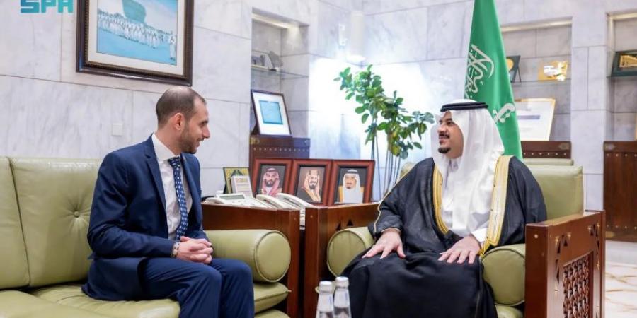 نائب أمير الرياض يستقبل سفير كولومبيا لدى المملكة - هرم مصر