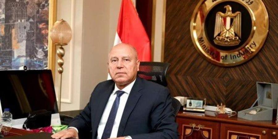 وزير الصناعة يمنح مهلة شهر لمصانع الأسمنت لإعادة تشغيل خطوط الإنتاج المتوقفة - هرم مصر