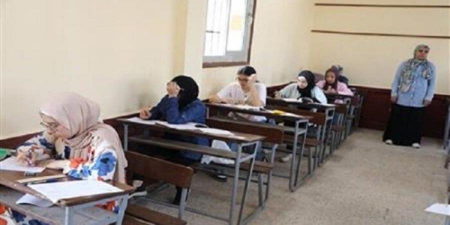 5 حالات إغماء خلال امتحان الكيمياء بالبحيرة.. والجغرافيا ترسم البسمة على وجوه الأدبي - هرم مصر