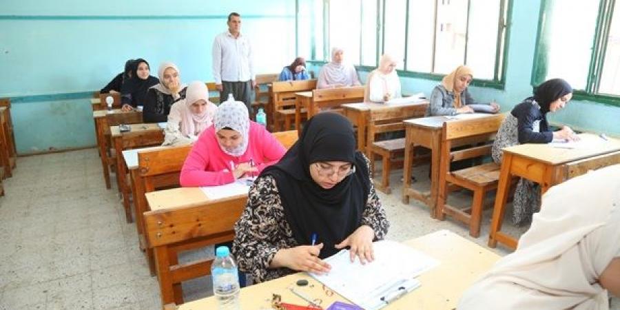 توزيع أوراق الكيمياء والجغرافيا في موعدهما والتعليم تراقب بدقة - هرم مصر