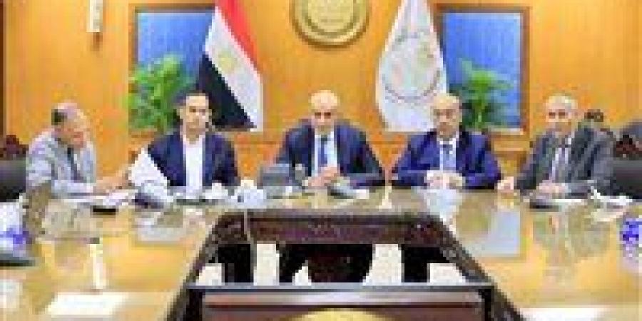 وزير التعليم يتابع توزيع أوراق الامتحانات باللجان من داخل غرفة العمليات المركزية - هرم مصر