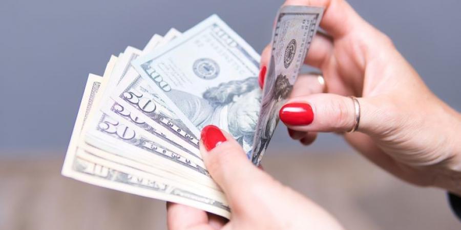 كيف يؤثر تراجع الدولار على اقتصادات ومواطني الدول العربية؟ - هرم مصر
