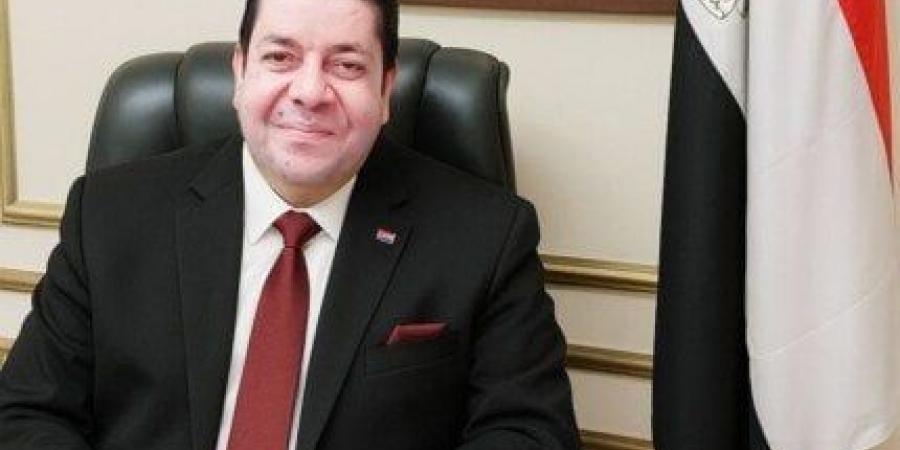 تصدر خلال أيام.. «مرايا في بلاط العميان» رواية جديدة لـ الدكتور محمد عثمان - هرم مصر