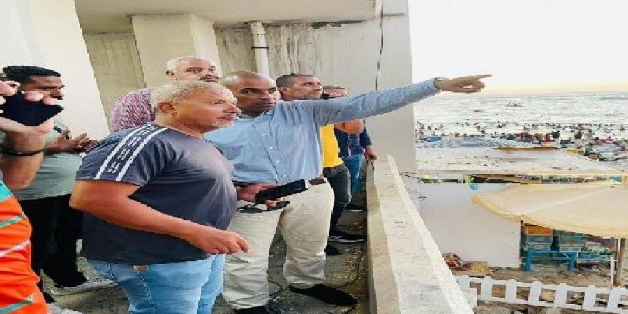 رئيس مصايف الإسكندرية في جولة تفقدية للتأكيد على إخلاء البحر بعد المواعيد الرسمية - هرم مصر