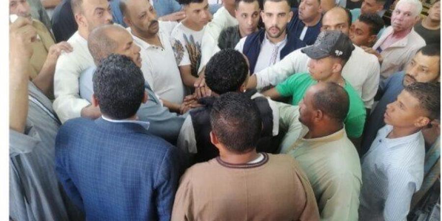 الكفن يُنهي خصومة ثأرية استمرت 11 عامًا بين عائلتين بقرية كوم أشفين في قليوب - هرم مصر