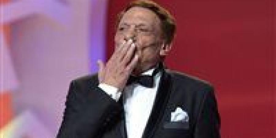 غياب مفاجئ للزعيم عن ليلة العمر.. زفاف حفيده يشعل الوسط الفني! - هرم مصر
