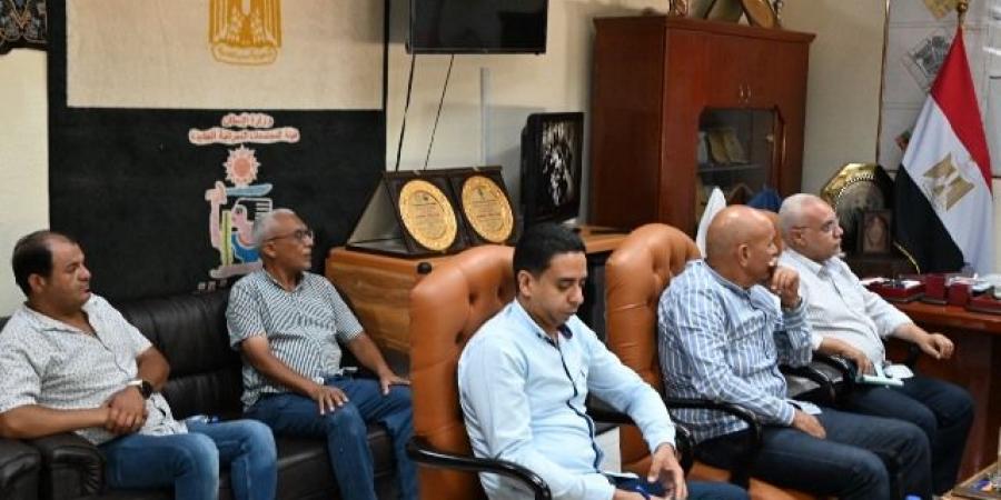 تحذيرات مشددة من رئيس جهاز العاشر فى اجتماعه بقيادات الإدارات.. صور - هرم مصر