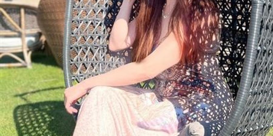 على شاطئ البحر.. نرمين الفقي تخطف قلوب متابعيها بإطلالة صيفية - هرم مصر