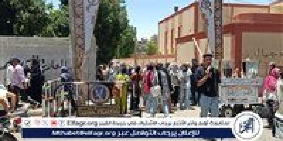 توافد طلاب شعبة الرياضيات لأداء امتحان الرياضيات البحتة بلجان الثانوية العامة في قنا - هرم مصر