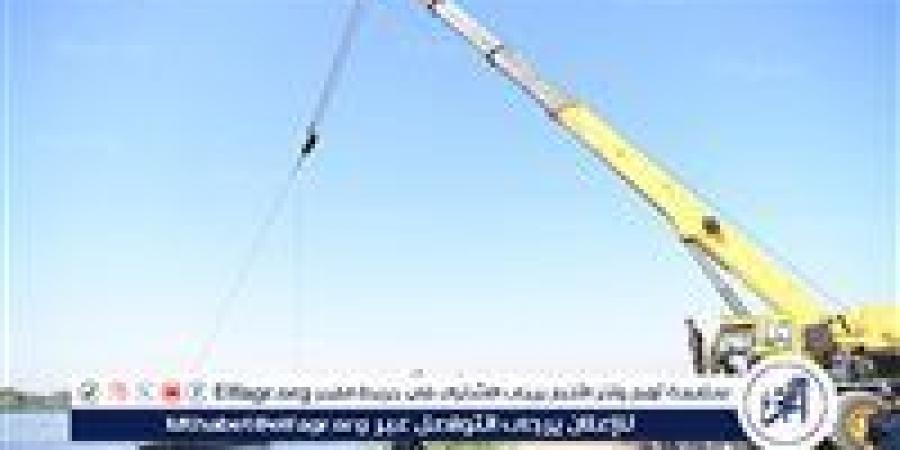 الدفع بمعدات ثقيلة لاستخراج السيارة الغارقة في حادث معدية دشنا - هرم مصر