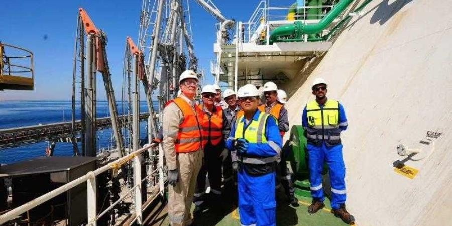 وزير البترول والثروة المعدنية يتفقد سفينتي استقبال الغاز الطبيعي بالعين السخنة - هرم مصر