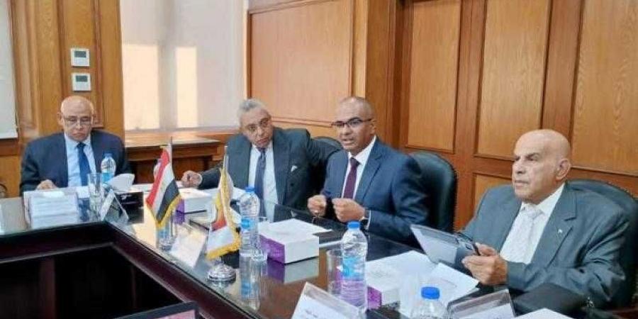 نائب وزير الإسكان يعقد اجتماعًا مع اللجنة التنسيقية العليا لتحديث أكواد مياه الشرب والصرف الصحي - هرم مصر