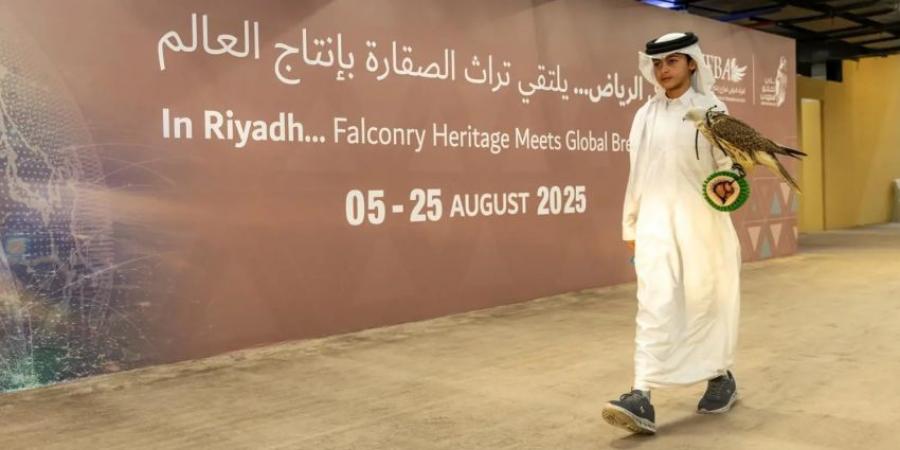 هجرس أصغر صقار يخطف الأنظار ويعزّز الموروث في المزاد الدولي - هرم مصر