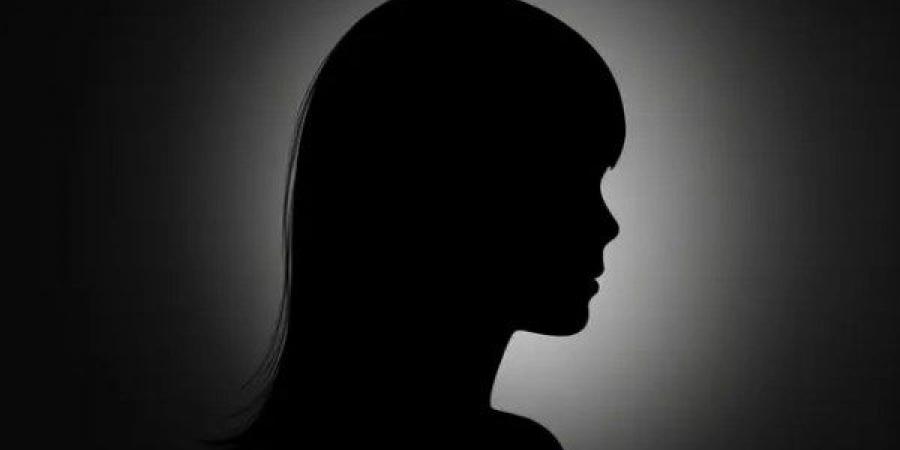 هل تعليق صورة فتاة غير محجبة توفيت يعتبر سيئة جاريةً لها؟.. الإفتاء تجيب - هرم مصر