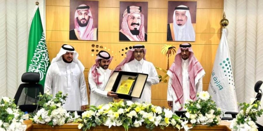 تعليم الطائف يكرم أحد منسوبيه...تبرع بكليّته لزوجته - هرم مصر