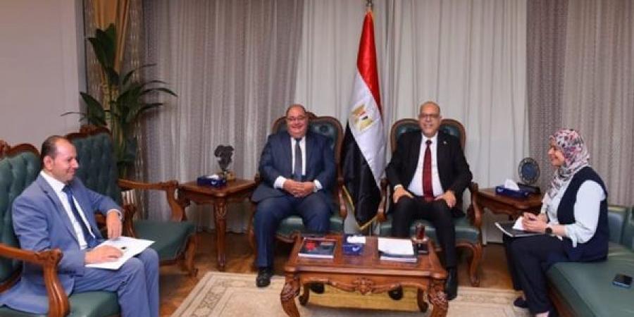 قبل إستلام مهامه مطلع الشهر المُقبل .. وزير العمل يبحث مع قنصل مصر بالرياض التعاون في الملفات المشتركة  - هرم مصر