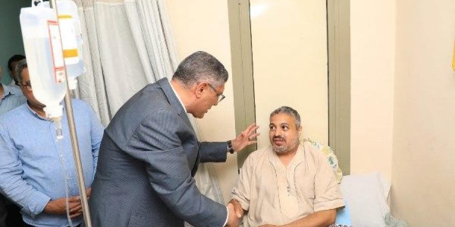 محافظ الجيزة يطمئن على حالة شهاب عبدالعزيز بطل واقعة إنقاذ فتاة المنيب - هرم مصر