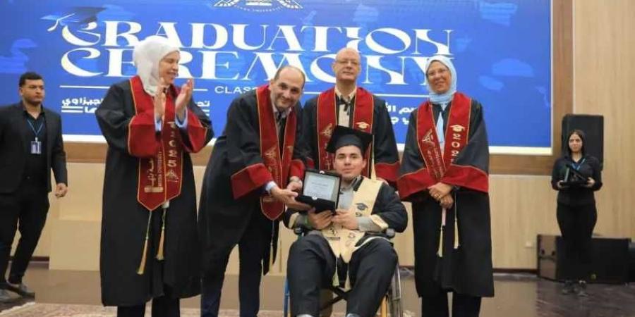 دفعة جديدة بجامعة بنها.. حفل تخريج طلاب كلية الآداب - هرم مصر
