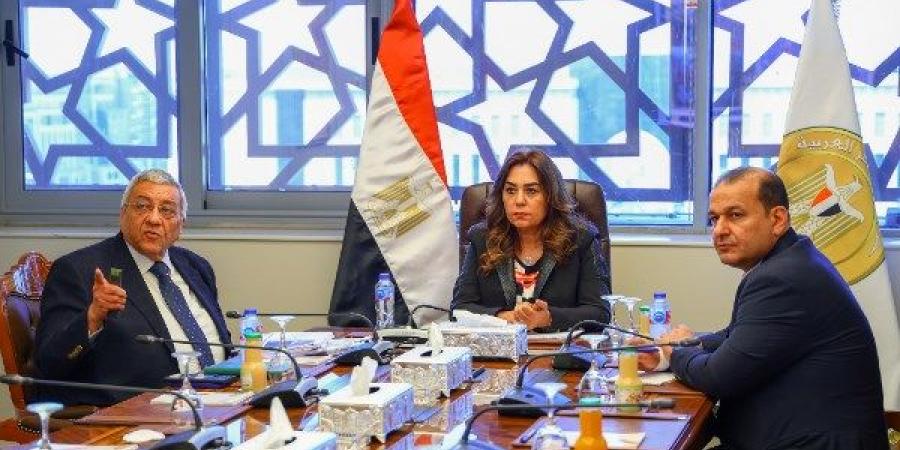 استيكرات تحذيرية على عقار 68 لمنع إلقاء القمامة بمساكن فيروز بورفؤاد - هرم مصر