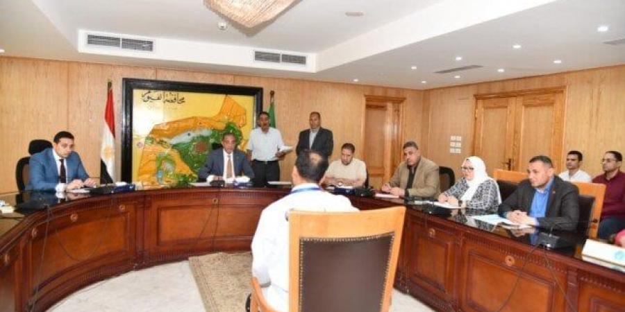 محافظ الفيوم يوجه بتوفير الحماية الاجتماعية اللازمة للأسر الأولى بالرعاية - هرم مصر