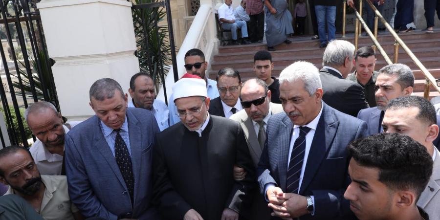 سلامة داود يؤم المصلين بصلاة الجنازة على رئيس هيئة التمريض بمستشفى سيد جلال - هرم مصر