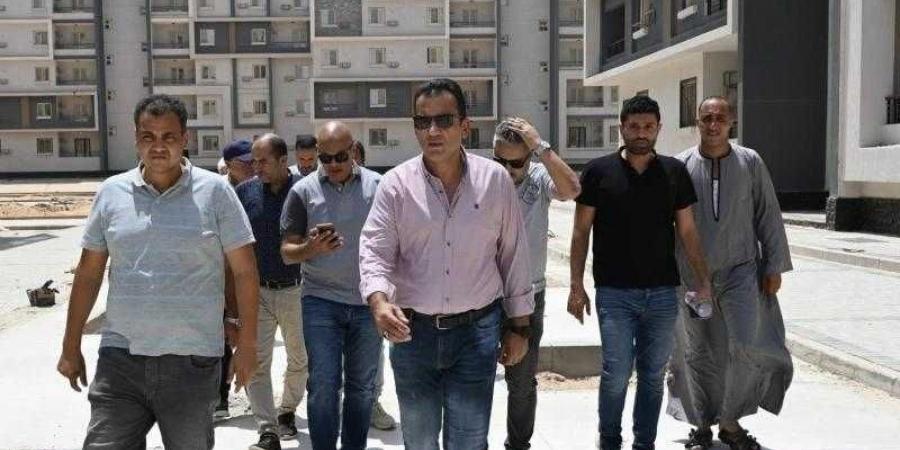 وزير الإسكان يُتابع موقف تنفيذ 4761 وحدة سكنية ضمن المبادرة الرئاسية ”سكن لكل المصريين” بالعاشر من رمضان - هرم مصر