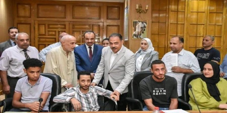 محافظ الشرقية يُسلم 20 عقد عمل لذوي القدرات والهمم - هرم مصر