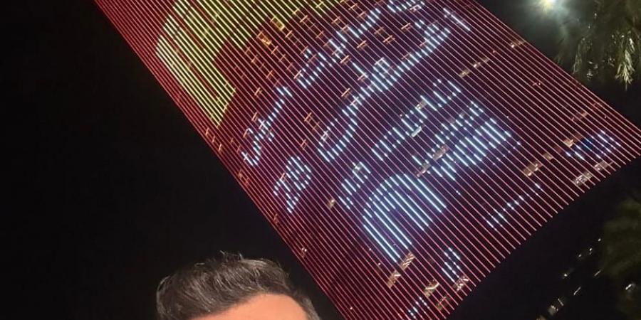بالصور والفيديو سابقة تحدث لأول مرة لفيلم مصري.. برج المملكة يحمل أفيش فيلم درويش لعمرو يوسف - هرم مصر