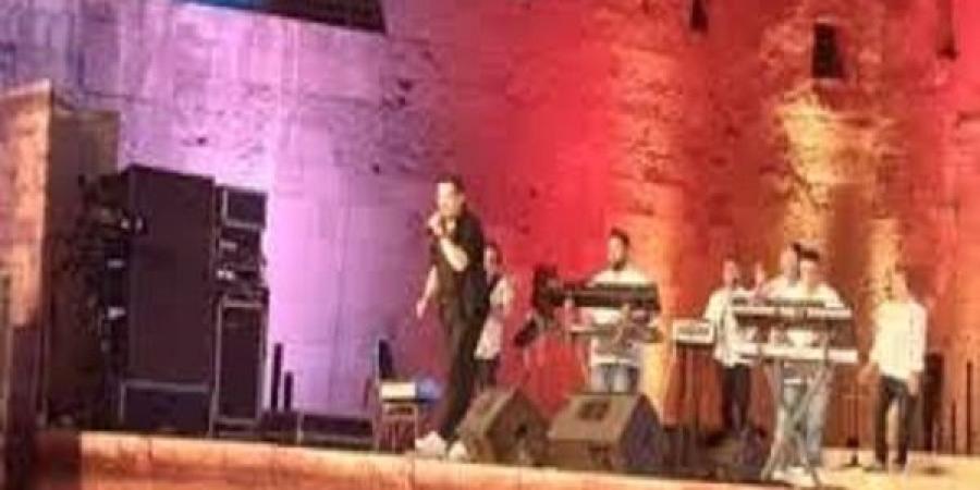 هشام عباس يلبى طلب معجب فى حفل مهرجان القلعة للموسيقى - هرم مصر