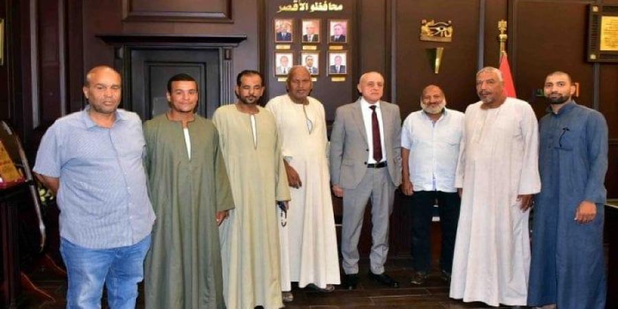 محافظ الأقصر يستقبل وفد أهالي المدامود ويعلن عن زيارة عاجلة للقرية - هرم مصر