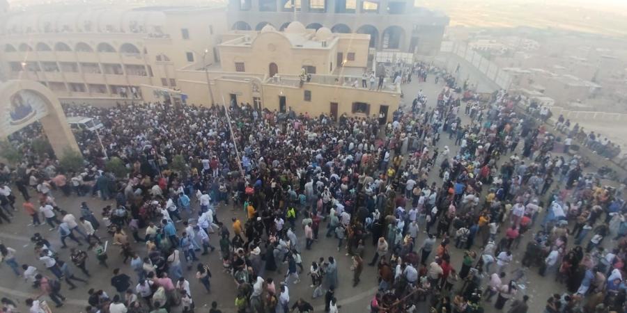 آلاف الأقباط يتوافدون على دير درنكة للاحتفال بـ"صوم العذراء" في أسيوط - هرم مصر