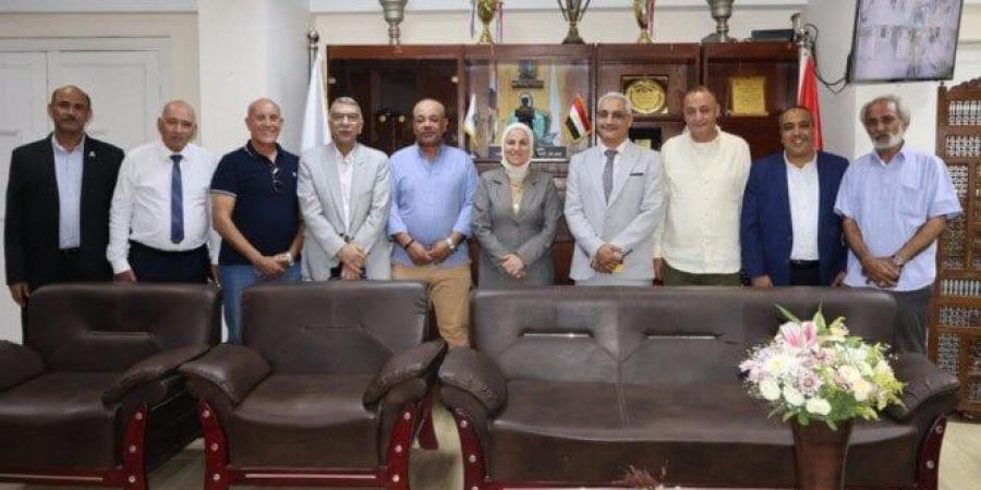 رؤساء النقابات الفرعية يهنئون قيادات تعليم القاهرة بتولي مناصبهم الجديدة - هرم مصر