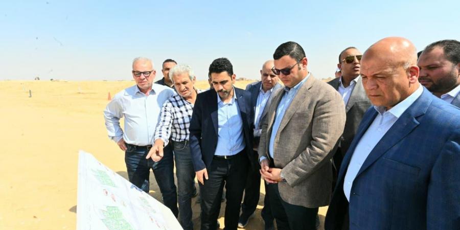 وزير الإسكان يتفقد المركز التكنولوجي لخدمة المواطنين بالعبور الجديدة - هرم مصر