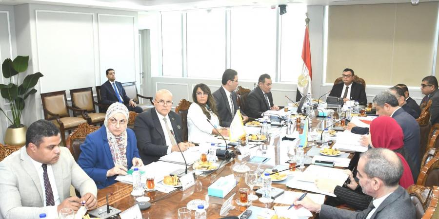 وزير الاسكان يناقش تحديث المخططات العامة للمراكز السياحية - هرم مصر