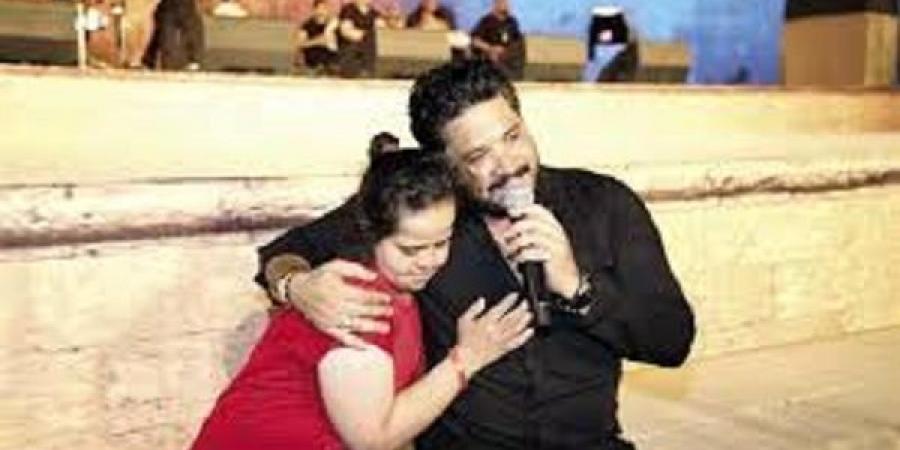 مصطفى حجاج يخطف الانظار مع طفل من ذوي الهمم في مهرجان القلعة - هرم مصر