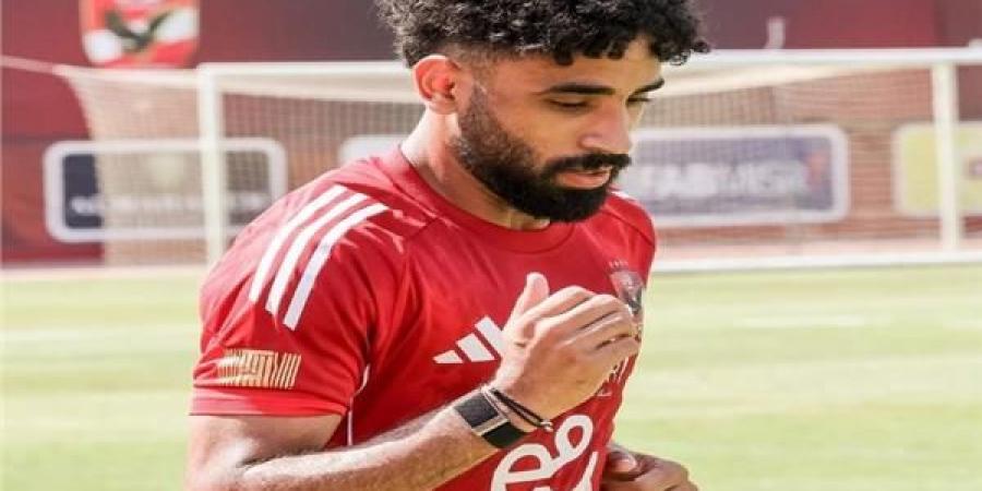 مروان عطية يواصل برنامجه التأهيلي على هامش مران الأهلي - هرم مصر