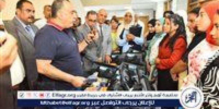 محافظ أسيوط يسلم 27 طالبة شنطة عدة سباكة لطالبات المدارس الثانوية الصناعية - هرم مصر