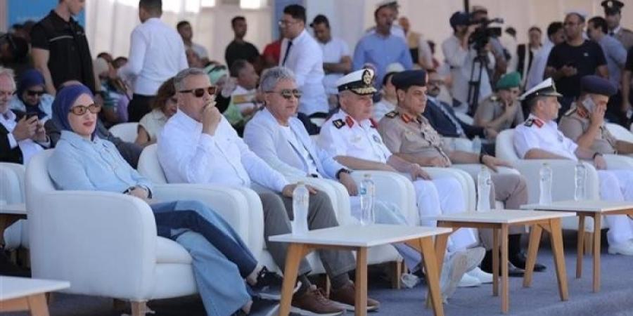 وزير السياحة ومحافظ الإسكندرية وقائد القوات البحرية وقائد المنطقة الشمالية العسكرية يشهدون انتشال ثلاث قطع أثرية ضخمة من مياه أبو قير - هرم مصر