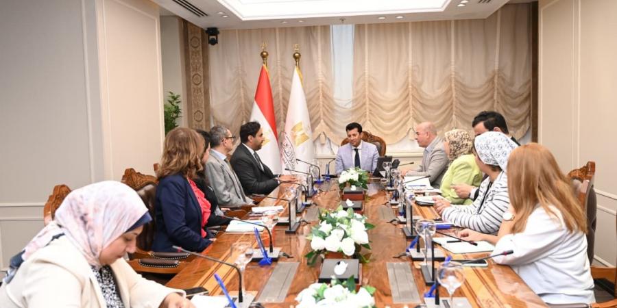 وزير الشباب يبحث التعاون مع المدير الإقليمي لهيئة إنقاذ الطفولة - هرم مصر