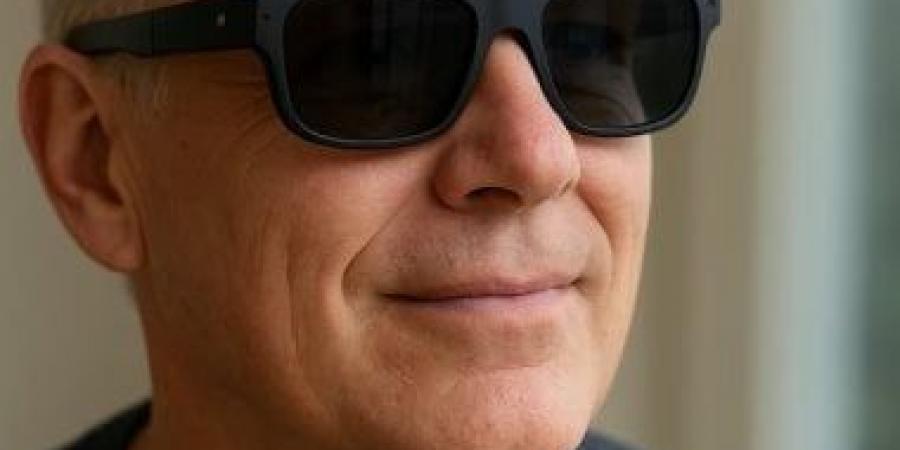 نظارات "Meta AI" تعيد الأمل لرجل كفيف وتلقبه بـ"جيمس بوند" - هرم مصر
