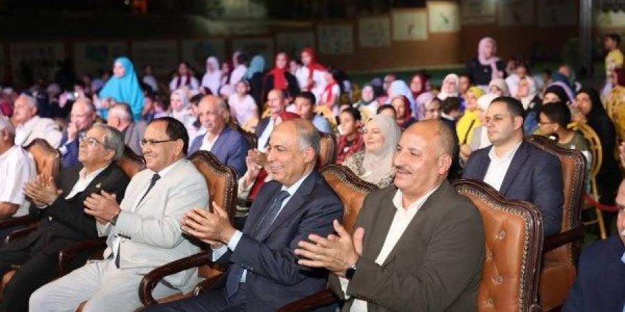 محافظ المنيا يشهد احتفالية ختام الأنشطة الصيفية ويفتتح ملاعب المدرسة الرسمية للغات - هرم مصر