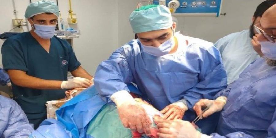 جروح نافذة وقطع بالأوتار.. فريق طبي بمستشفى إيتاي البارود ينقذ حياة شاب من الموت - هرم مصر