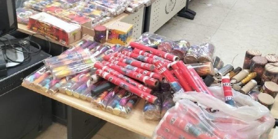ضبط 14 ألفًا و 645 عبوة أقلام وأحبار منتهية الصلاحية وألعاب نارية محظور تداولها بالبحيرة - هرم مصر