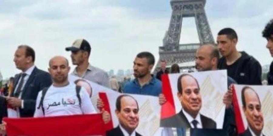 أبناء الجالية المصرية في باريس ينظمون وقفة تأييد لدعم القيادة السياسية الرافض لتصفية القضية الفلسطينية - هرم مصر