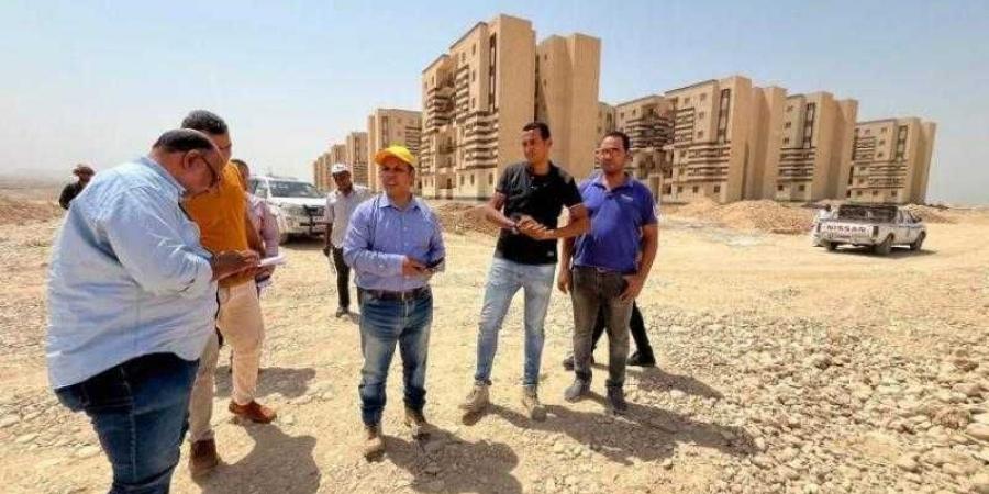 وزير الإسكان يتابع موقف المشروعات السكنية والمرافق والخدمات بمدينة قنا الجديدة - هرم مصر