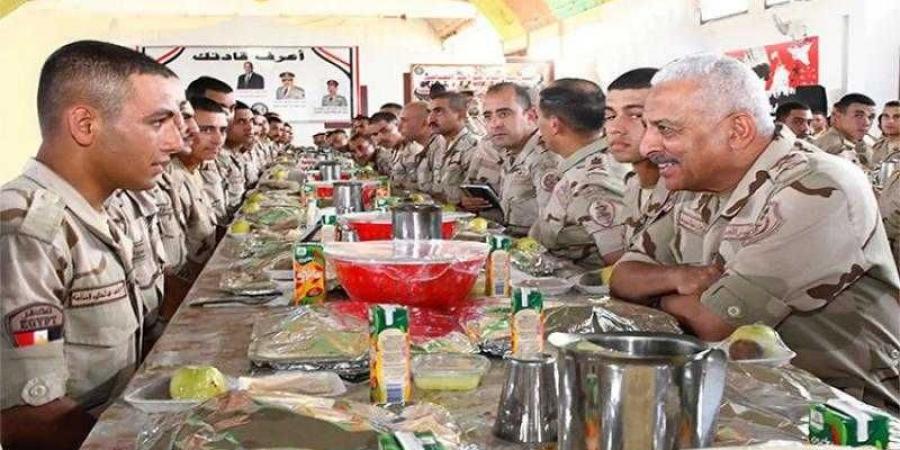 وزير الدفاع والإنتاج الحربى يلتقى بعدد من مقاتلى المنطقة الغربية العسكرية - هرم مصر