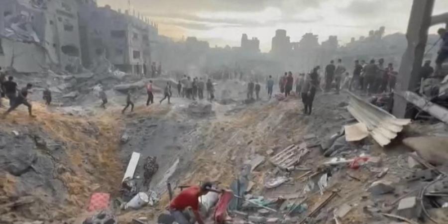 الاحتلال يستهدف منزلا بغارة جوية في منطقة الغباري غرب جباليا البلد شمال مدينة غزة - هرم مصر